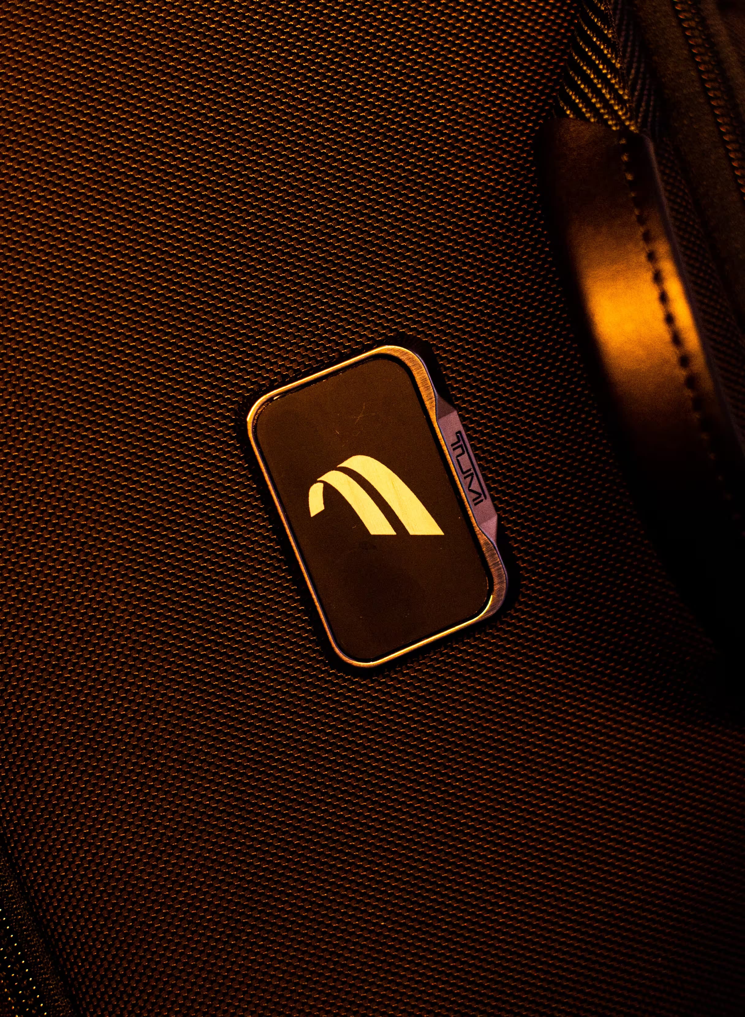 Laser engraved Fluent logo plate detail